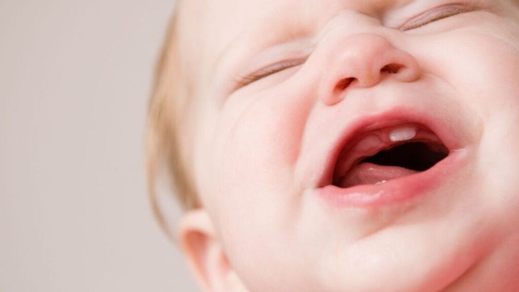 Comment apaiser un enfant qui a mal aux dents ?