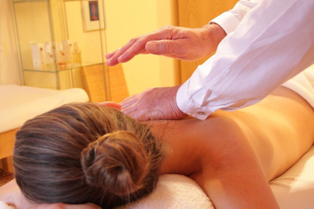 Le massage post-natal : une solution pour soulager les jeunes mamans ?